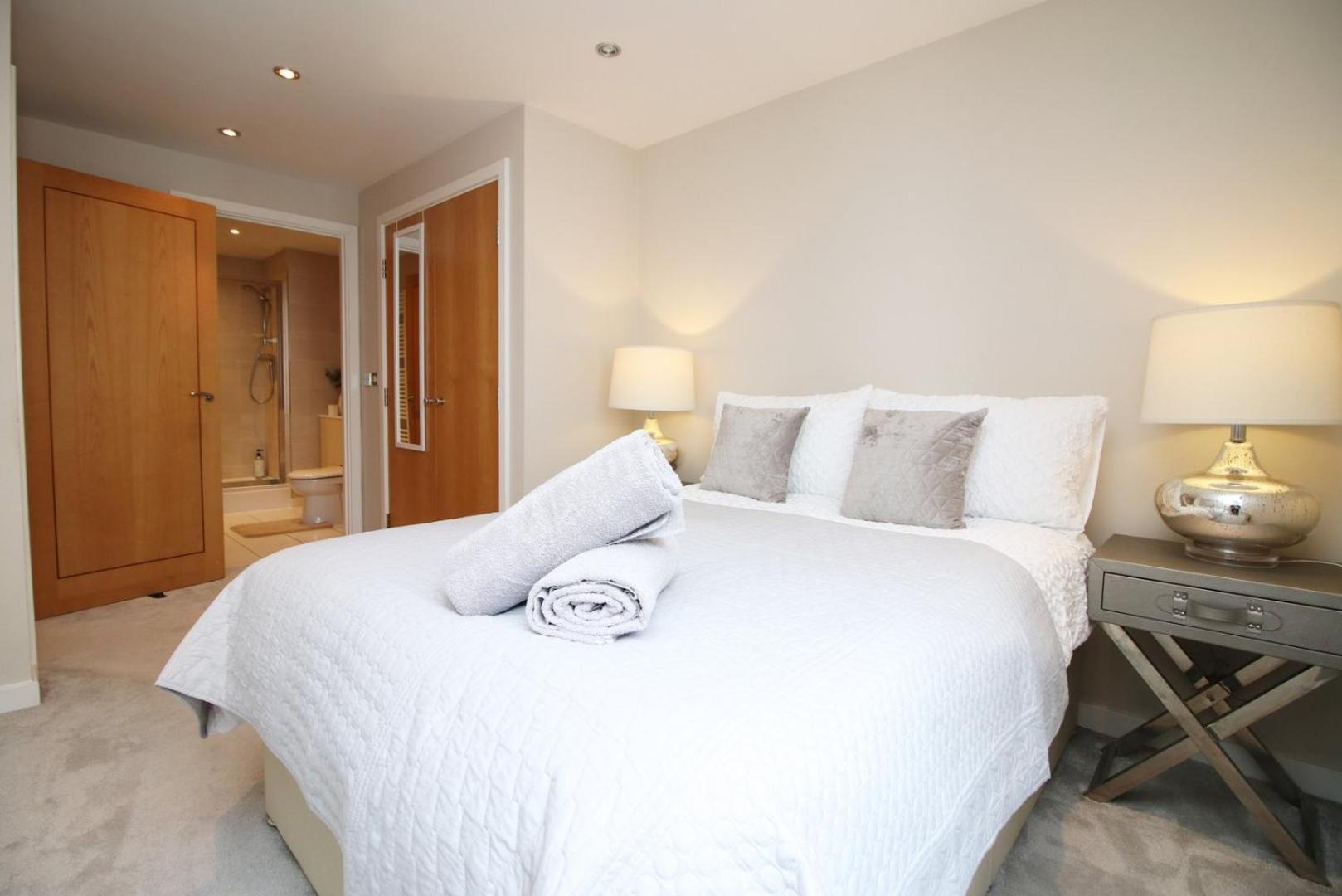 Perfect Getaway In Cardiff Marina Apartment Bagian luar foto