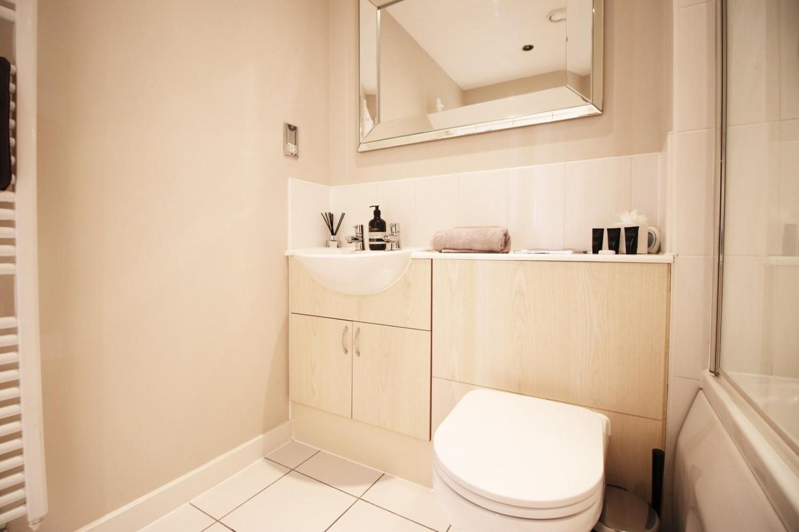 Perfect Getaway In Cardiff Marina Apartment Bagian luar foto