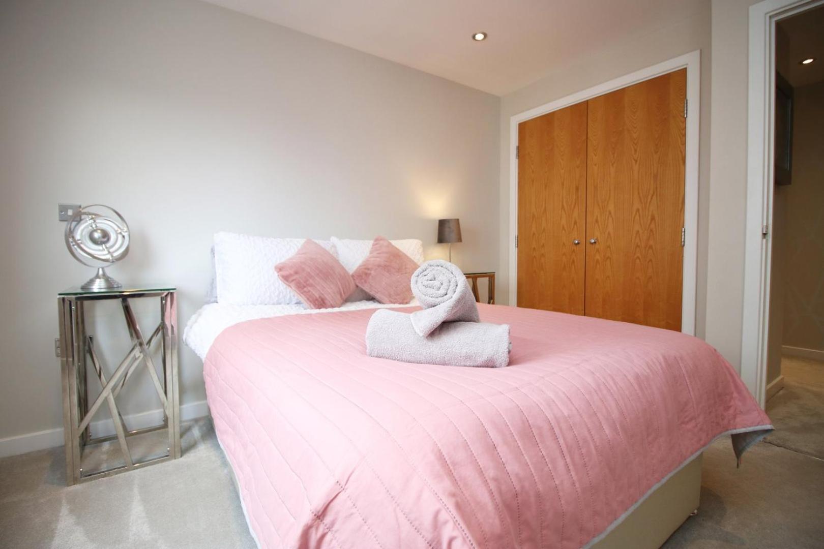 Perfect Getaway In Cardiff Marina Apartment Bagian luar foto