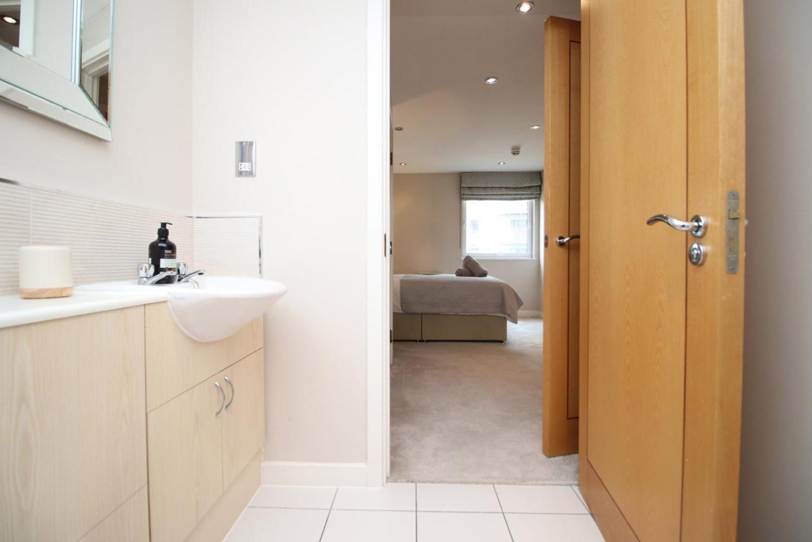 Perfect Getaway In Cardiff Marina Apartment Bagian luar foto