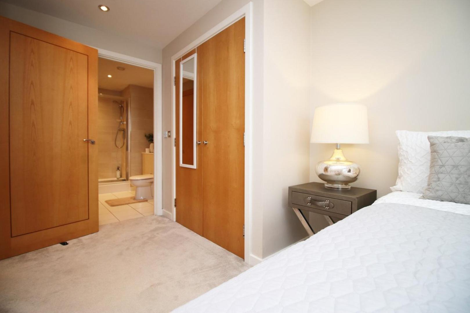 Perfect Getaway In Cardiff Marina Apartment Bagian luar foto