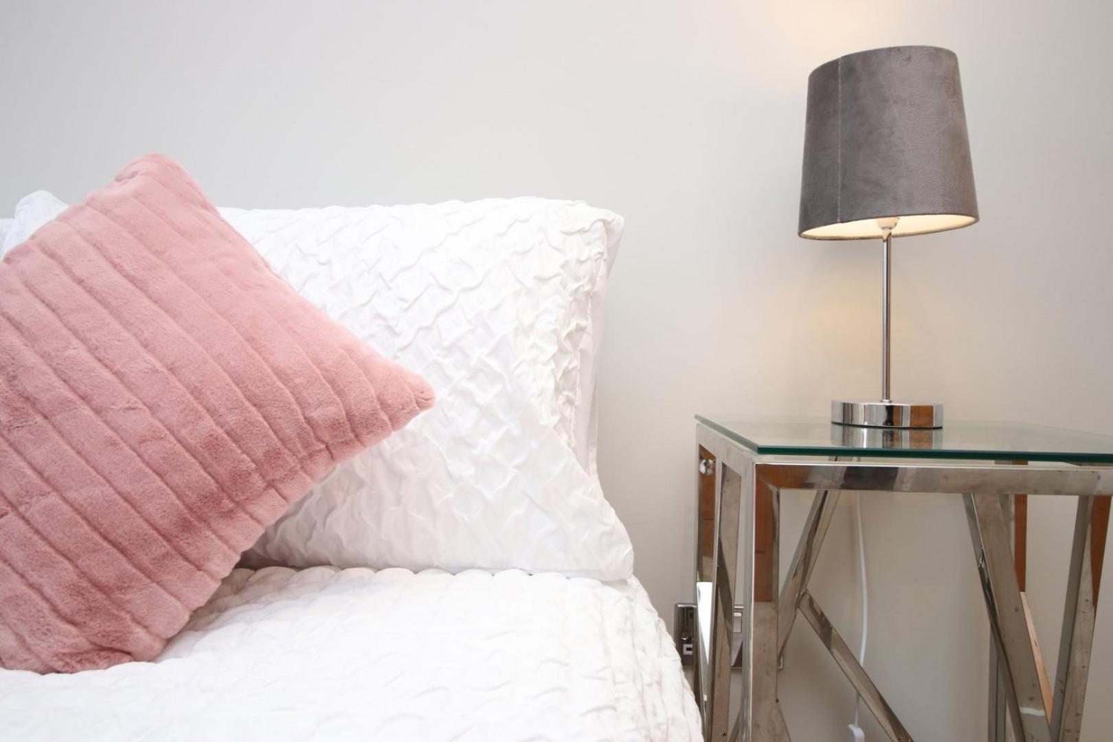 Perfect Getaway In Cardiff Marina Apartment Bagian luar foto