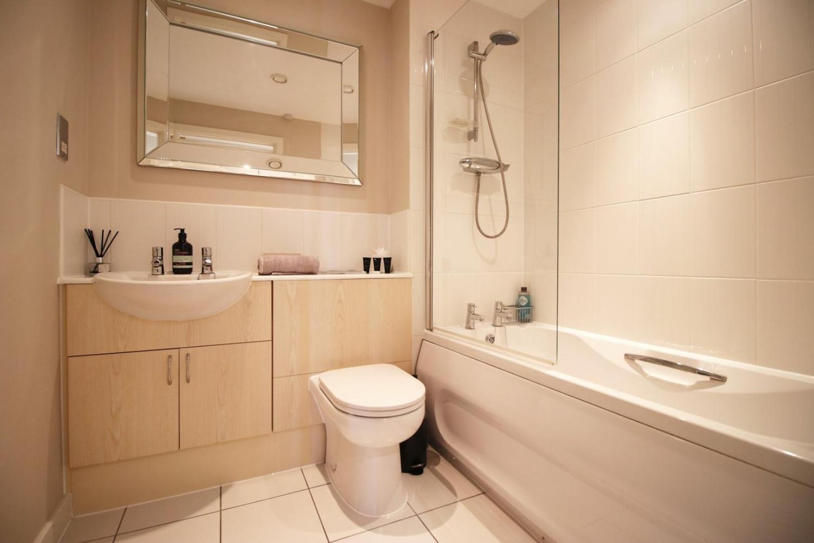 Perfect Getaway In Cardiff Marina Apartment Bagian luar foto