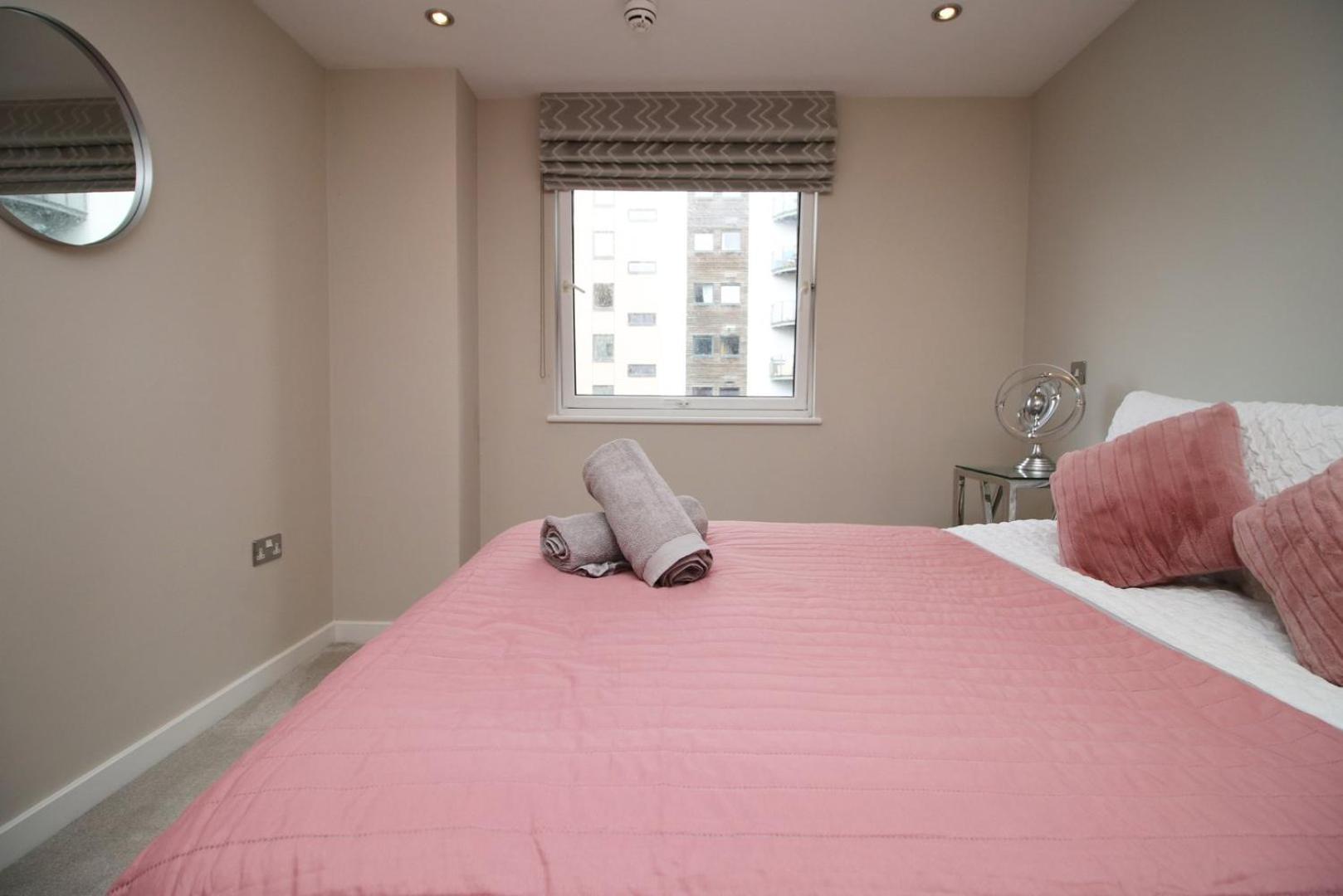 Perfect Getaway In Cardiff Marina Apartment Bagian luar foto